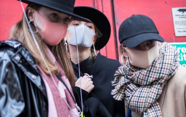 תגובת שרשרת: תמיד שוכחות את המסכה בבית? הנה הפתרון