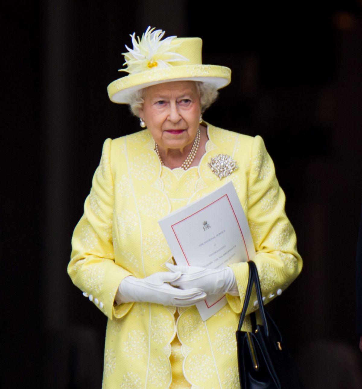 מלכת אנגליה בזום מספקת הצצה לאופנת הבית שלה