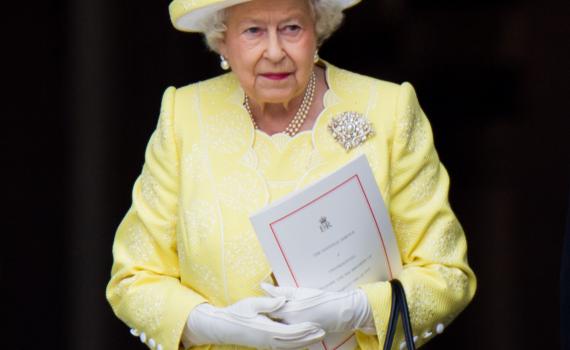 מלכת אנגליה בזום מספקת הצצה לאופנת הבית שלה