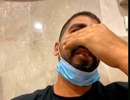 צפו: הצעיר שנעצר באלימות בגלל מסכה פרץ בבכי בדיון