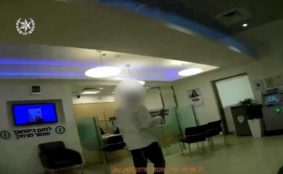 הגיע לבנק, סירב בתוקף לשים מסכה עד שנעצר. צפו