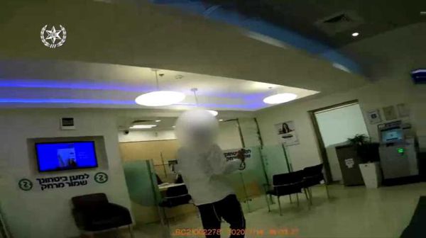 הגיע לבנק, סירב בתוקף לשים מסכה עד שנעצר. צפו