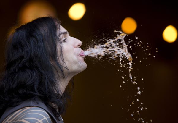 מכת הסלבס: סקאזי ואירה דולפין נדבקו בקורונה