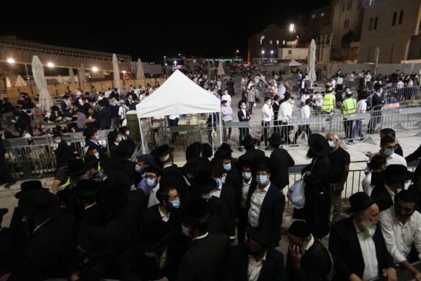 תיעוד: עשרות פרצו את המחסומים בכותל המערבי