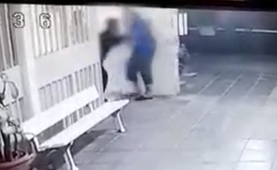 ללא רחמים: תוקפים קשיש בפתח ביתו ונמלטים. צפו