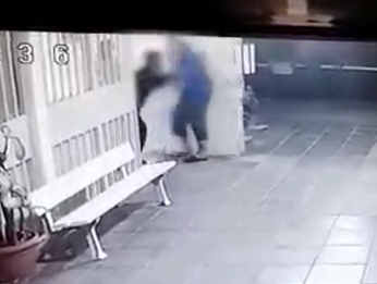 ללא רחמים: תוקפים קשיש בפתח ביתו ונמלטים. צפו