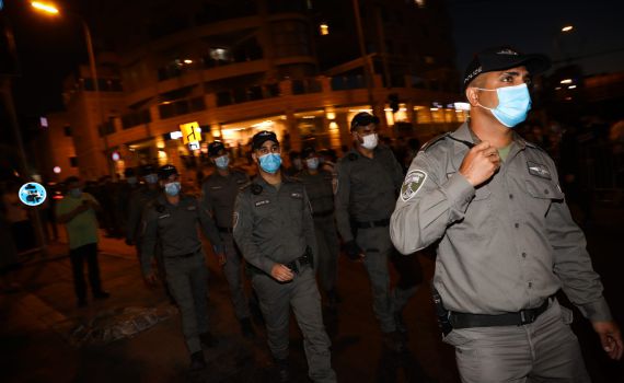 השוטר שהכה באגרוף מפגין חרדי הועבר מתפקידו