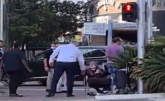 צפו: גנץ עצר את השיירה והעניק לקשישה 100 שקל