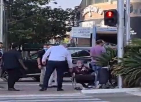 צפו: גנץ עצר את השיירה והעניק לקשישה 100 שקל