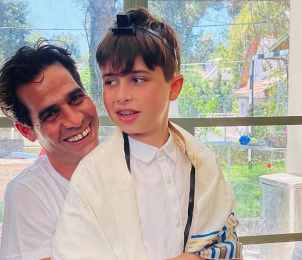 בנו של אביב גפן חגג בר מצווה; ומי עזר עם התפילין?