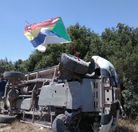 הרכב נהפך והוצת: פקחי רט"ג ניצלו מלינץ'. צפו