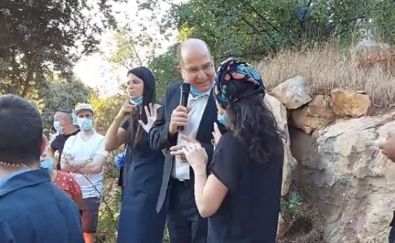 איזו פדיחה: יעלון נאם וגילה שהוא בהפגנה הלא נכונה