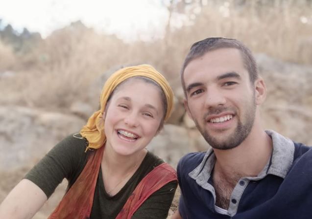 הגיע לבקר את סבו והתחתן עם בת השירות של המחלקה