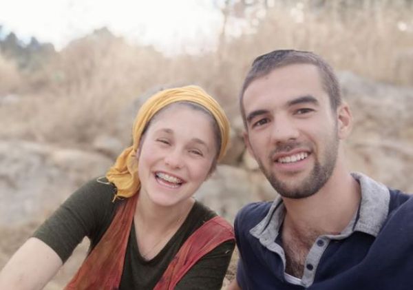 הגיע לבקר את סבו והתחתן עם בת השירות של המחלקה