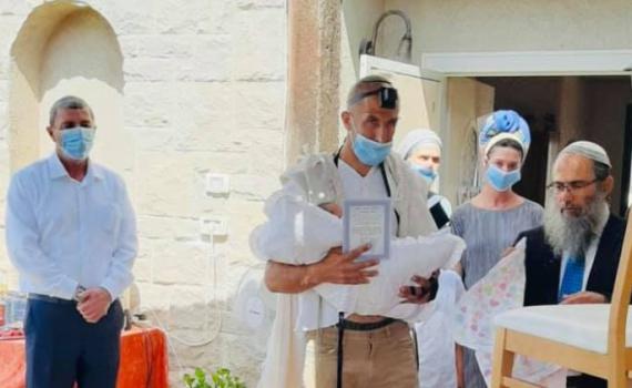 מזל טוב: נכד חדש לרב רפי פרץ והרב משה הגר