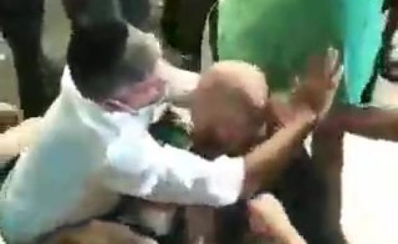 שניים נעצרו על תקיפת בלש משטרה וצוות ערוץ 13