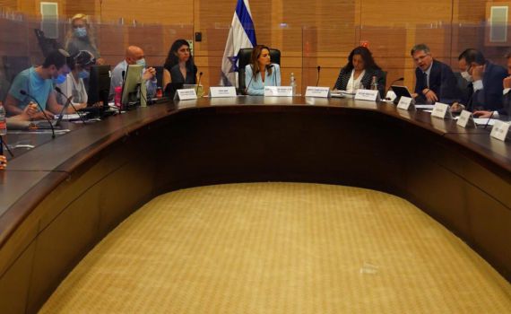 חופי הים והבריכות ייפתחו, מחלוקת לגבי המסעדות