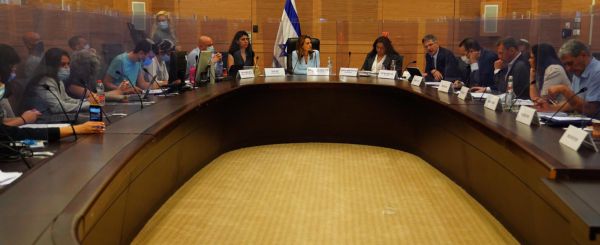 חופי הים והבריכות ייפתחו, מחלוקת לגבי המסעדות