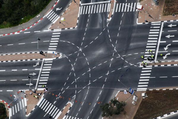 תיעוד קשה: חצתה את הכביש ונהרגה מפגיעת רכב
