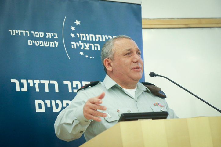 לא רק נפתלי בנט: איזנקוט מחכה לטלפון מנתניהו