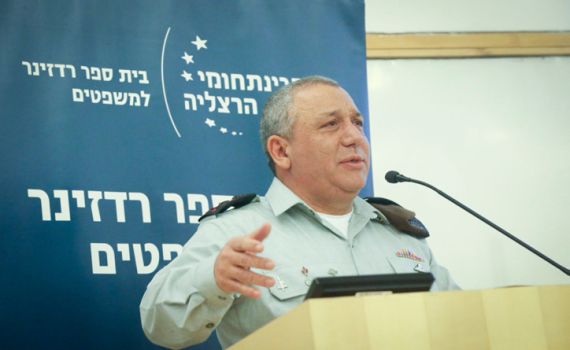 לא רק נפתלי בנט: איזנקוט מחכה לטלפון מנתניהו