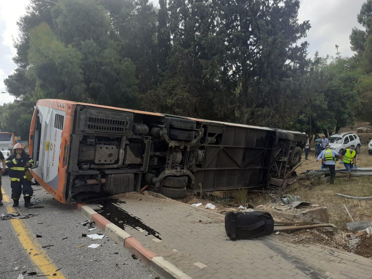 18 פצועים בהתהפכות אוטובוס בצפון