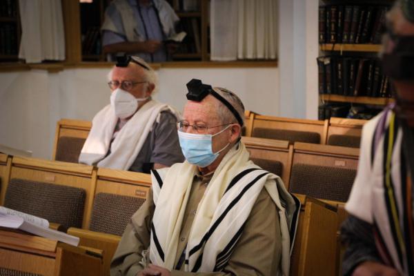 הממשלה קבעה: בתי הכנסת יוגבלו ל-19 מתפללים