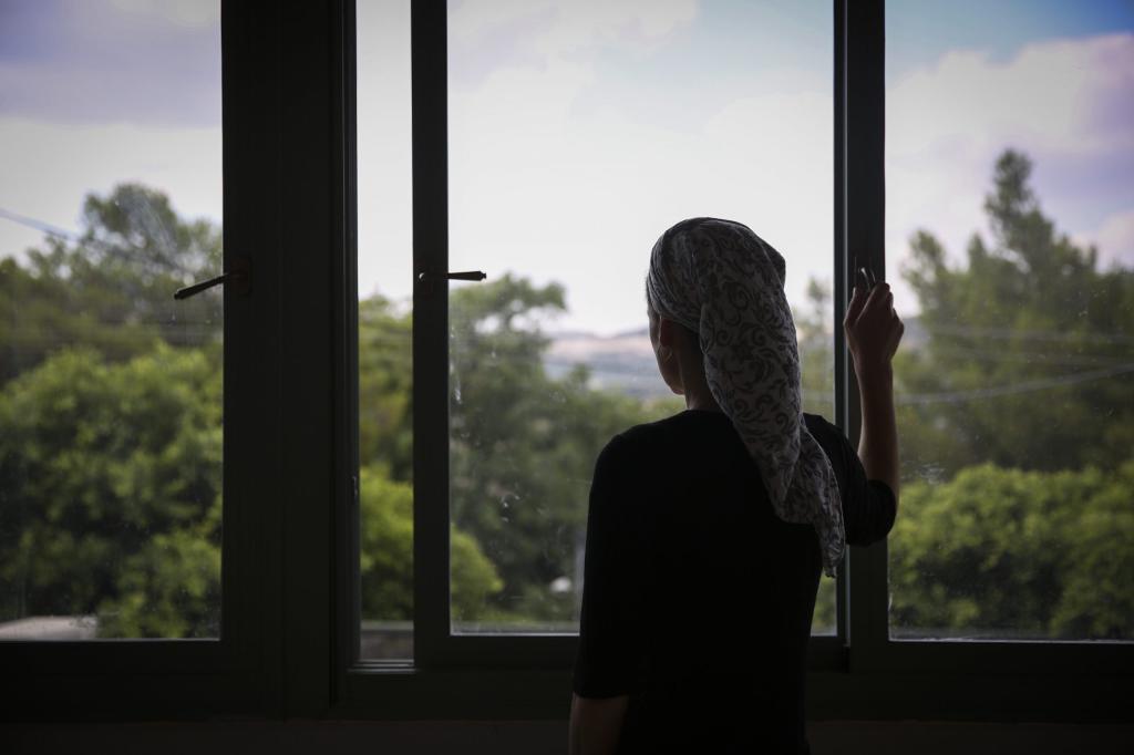 המסע של אשה מוכה מתחיל כשהיא יוצאת מהמקלט