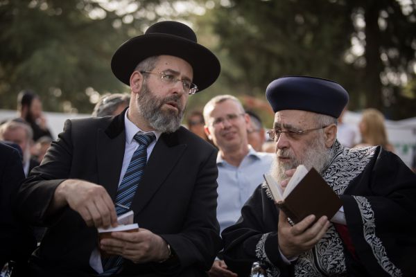 הרב לאו: יש להוסיף 'אבינו מלכנו' בכל תפילה