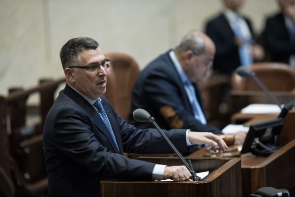 "גדעון סער ימצא את הדרך לזחול לנתניהו"