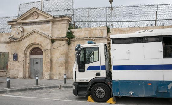 שירות חיילות בבתי הסוהר הביטחוניים יופסק לאלתר