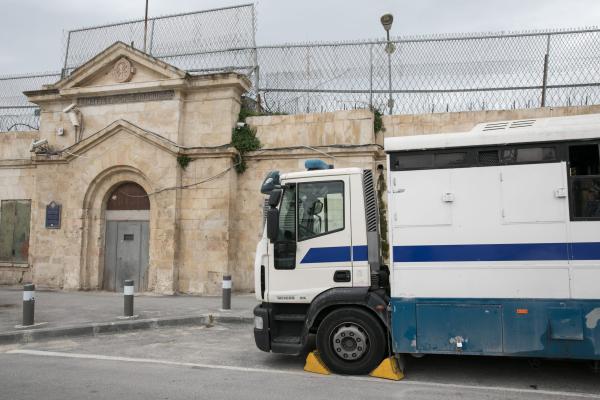 שירות חיילות בבתי הסוהר הביטחוניים יופסק לאלתר