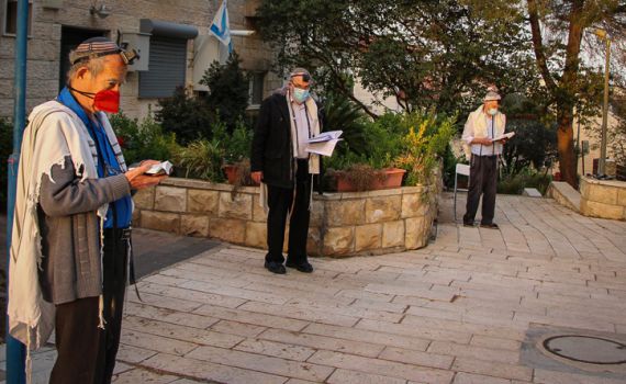 אקט מוסרי: אנחנו נדרשים לחזור להתפלל בחוץ