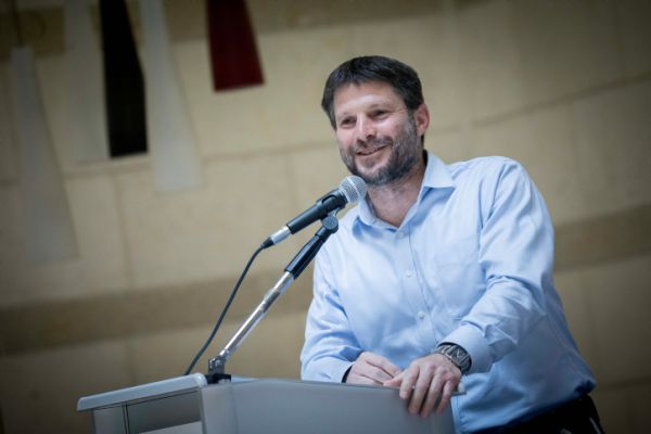 סמוטריץ' עונה לגפני: "עזוב פוליטיקה קטנה"