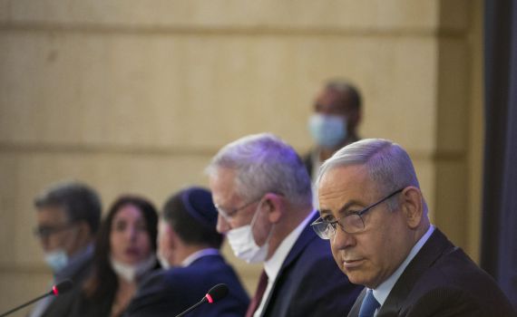 גנץ לנתניהו: "יש מי שדואג ויש מי שבורח מאחריות"