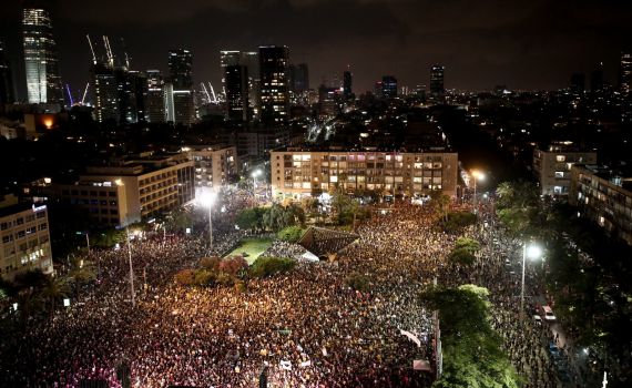 "שחררו את הכסף": אלפי עצמאים מפגינים בכיכר רבין