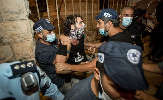 צפו באלימות השמאל: תקיפת שוטרים ולינץ' בבלש