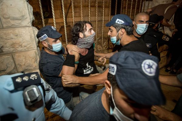 צפו באלימות השמאל: תקיפת שוטרים ולינץ' בבלש