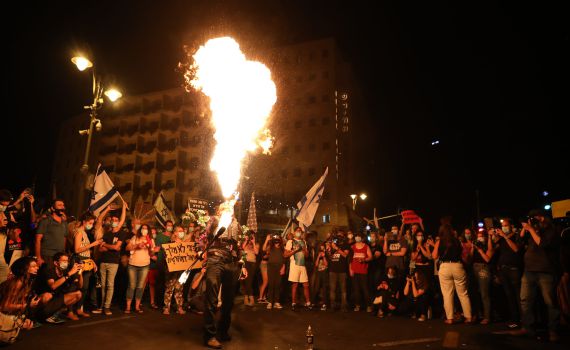צפו: הפגנת הימין והשמאל מול מעון ראש הממשלה