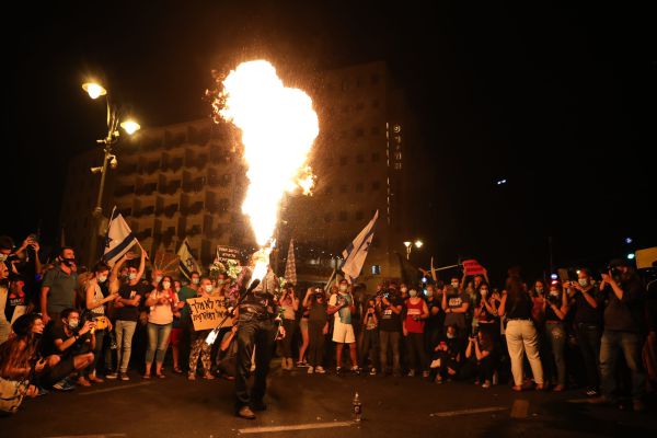 צפו: הפגנת הימין והשמאל מול מעון ראש הממשלה