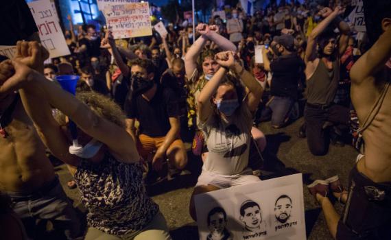 זנדברג: לה פמיליה – אנשי החולצות החומות