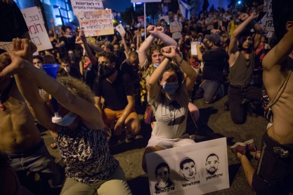 זנדברג: לה פמיליה – אנשי החולצות החומות