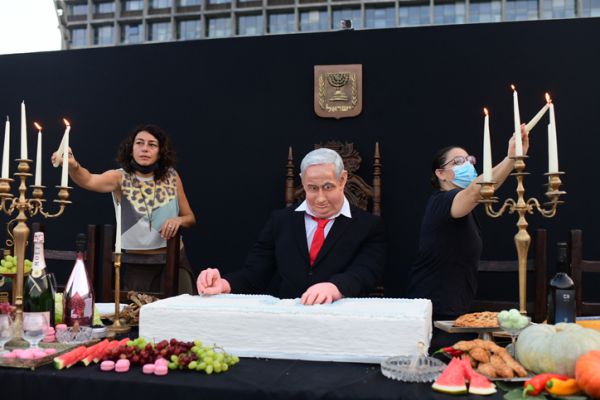 זעם בימין על מיצג הסעודה האחרונה של נתניהו
