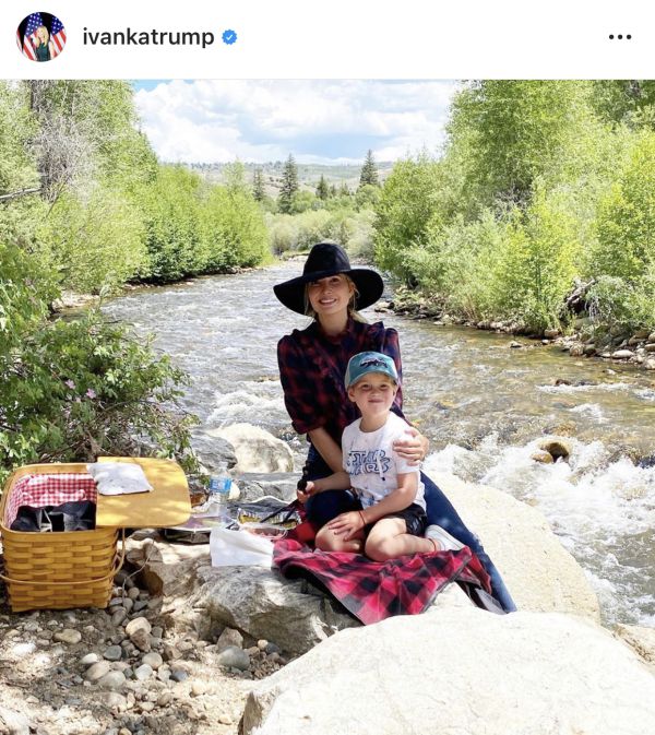 איוונקה טראמפ מציגה לוק פוטוגני בחופשה משפחתית ללא עקבים