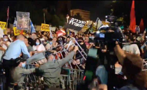 צפו: מפגיני השמאל מנסים לפרוץ דרך לבית רה"מ