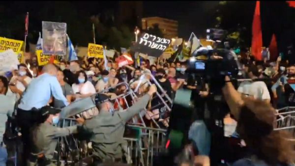 צפו: מפגיני השמאל מנסים לפרוץ דרך לבית רה"מ