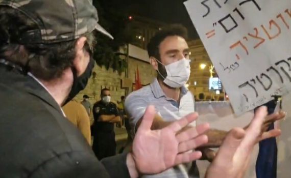 צפו; מפגין לשכן של נתניהו: אתה לא יכול לחסל אותו?