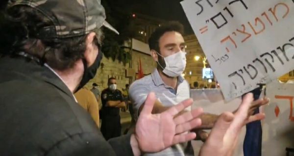 צפו; מפגין לשכן של נתניהו: אתה לא יכול לחסל אותו?