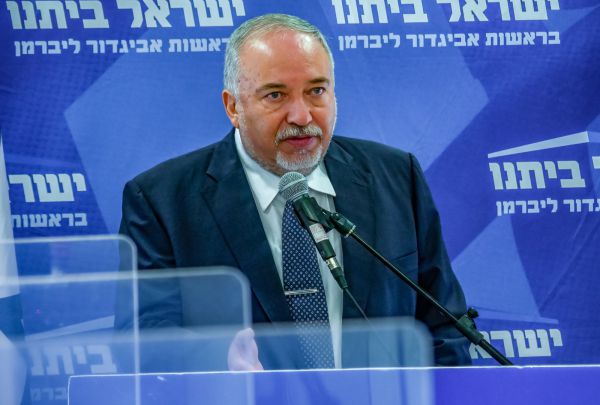 ליברמן: יש ישיבות שמצאו בהן מאות חולים