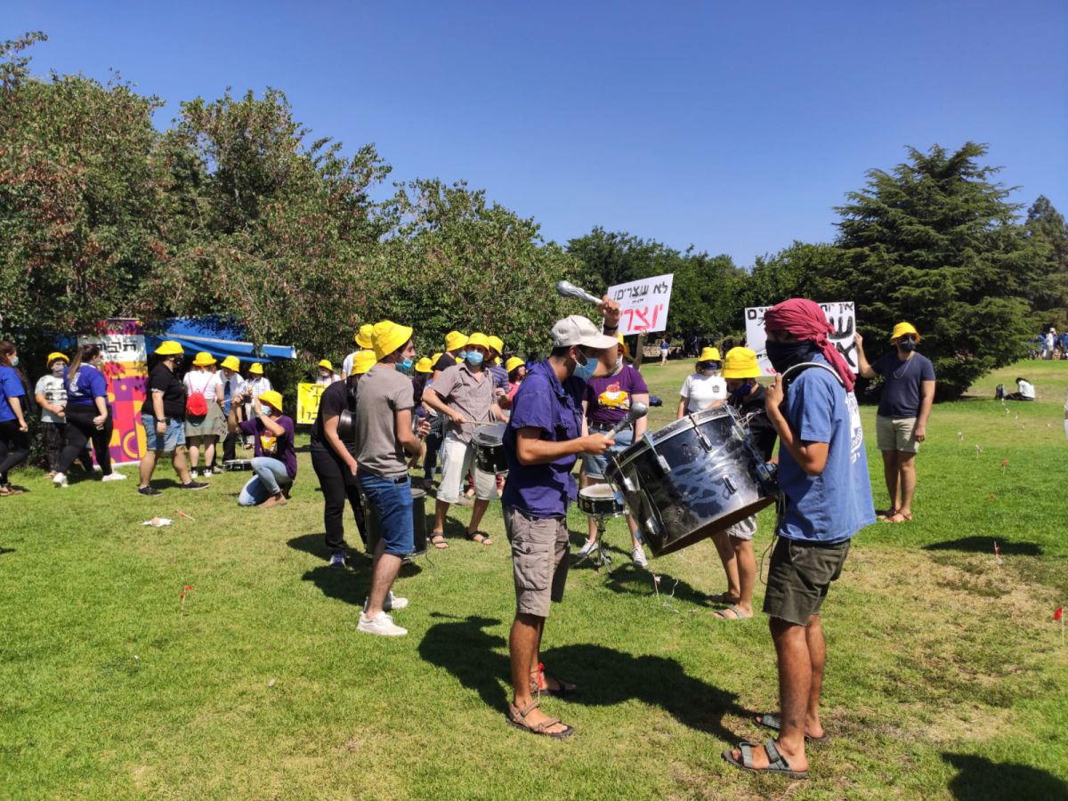 בני הנוער בהפגנה: "דורשים להחזיר את פעילות הקיץ"